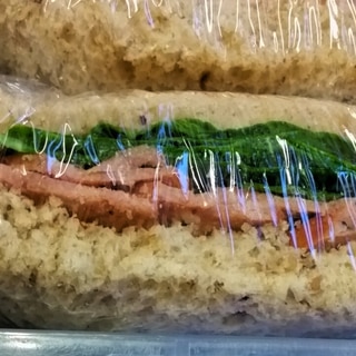 ソフトサラミとほうれん草のサンドイッチ